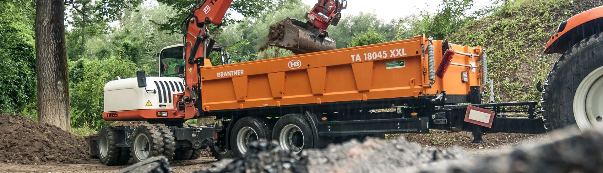 Der Brantner TA18045-2XXL HHD Tandem-Dreiseitenkiipper optional auch mit hydraulischer Rückwand lieferbar